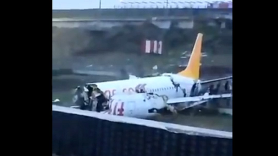 Avión se parte en tres al salirse de la pista de aterrizaje en Estambul