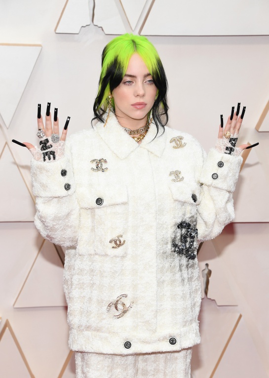 La intérprete eligió un maquillaje y peinado muy sencillo para lucir su atuendo con una serie de accesorios y uñas acrílicas muy a su estilo La intérprete eligió un maquillaje y peinado muy sencillo para lucir su atuendo con una serie de accesorios y uñas acrílicas muy a su estilo