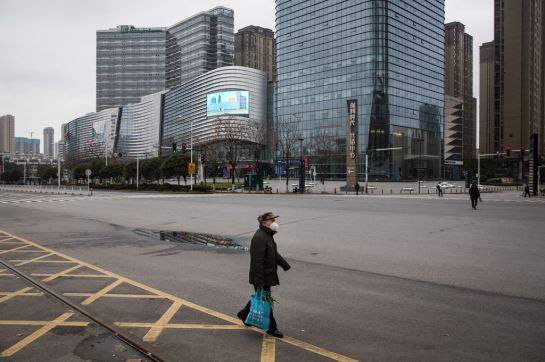 Hombre camina por las calles de China, después de alerta por coronavirus Hombre camina por las calles de China, después de alerta por coronavirus