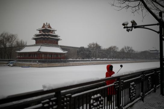 Mujer tomándose selfie en la nieve Mujer tomándose selfie en la nieve