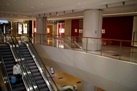 Reuters Latam. Personal de limpieza en plaza comercial vacía Reuters Latam. Personal de limpieza en plaza comercial vacía