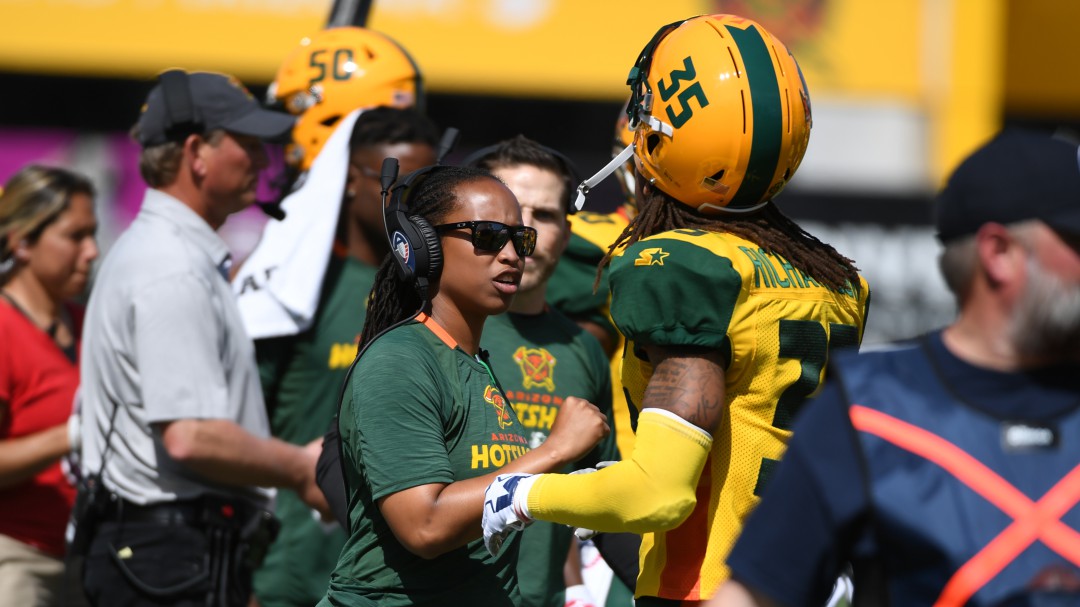 Otra mujer hace historia en la NFL