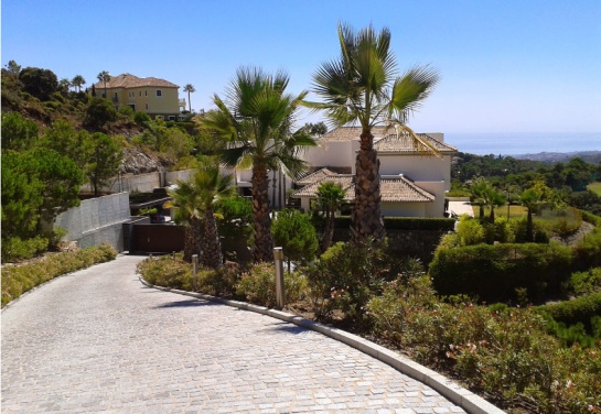 La Zagaleta, es una finca de 900 hectáreas que tiene un rigoroso control de acceso y que cuenta con 240 mansiones La Zagaleta, es una finca de 900 hectáreas que tiene un rigoroso control de acceso y que cuenta con 240 mansiones