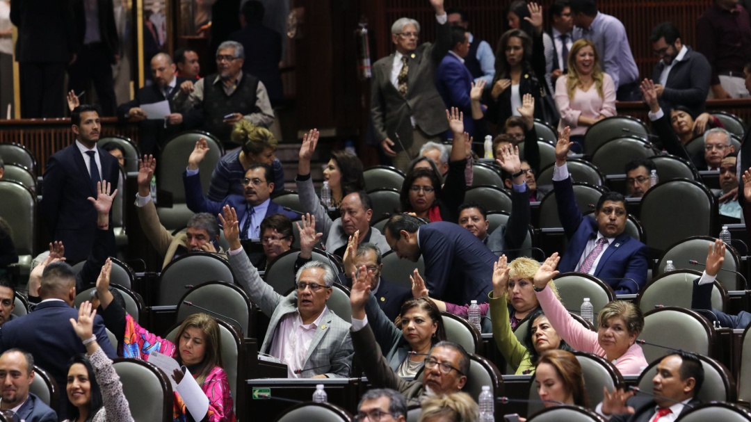 Aprueban diputados controversia contra salarios de consejeros INE