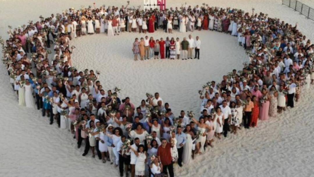 Se casan 300 parejas en boda colectiva en Cancún