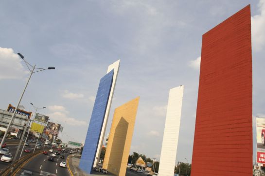 Las Torres de Satélite, ubicada en Boulevard Manuel Ávila Camacho SN. Ciudad Satélite, municipio de Naucalpan de Juárez, Estado de México Las Torres de Satélite, ubicada en Boulevard Manuel Ávila Camacho SN. Ciudad Satélite, municipio de Naucalpan de Juárez, Estado de México