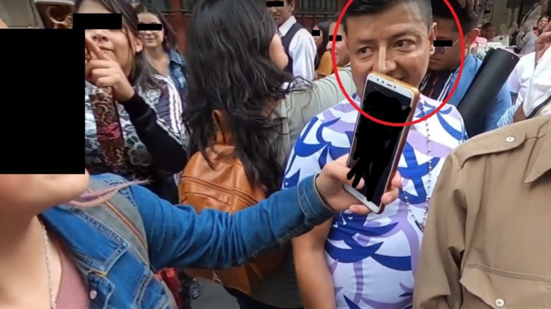 Hombre graba a mujer debajo de su falda