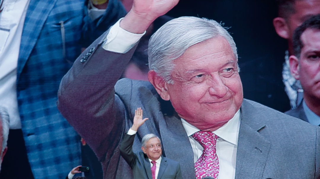 Promete AMLO que mejorarán pensiones de los trabajadores