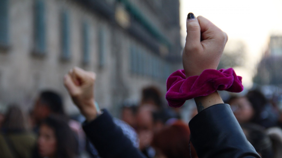 No se puede pedir a las mujeres que no se manifiesten así: González Contró