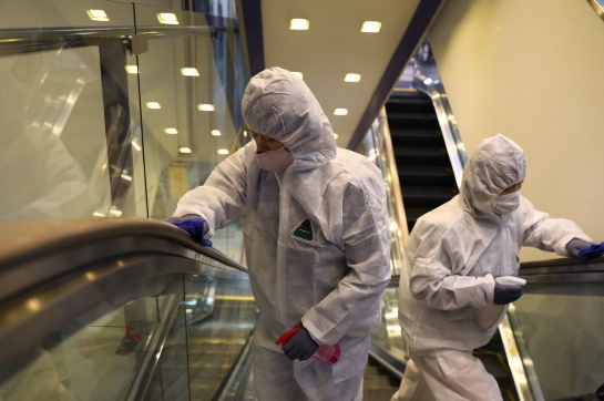 Todavía se está investigando que tan contagioso pude ser el virus cuando se deposita en superficies cotidianas más comunes Todavía se está investigando que tan contagioso pude ser el virus cuando se deposita en superficies cotidianas más comunes