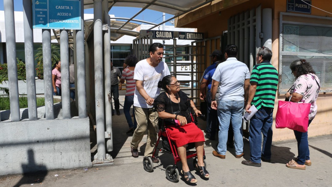 Adolfo exige justicia por la muerte de su madre en Hospital de Pemex