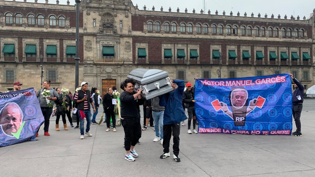 Cooperativistas de Cruz Azul se manifiestan en el Zócalo