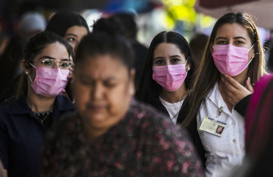Las personas que caminan por las calles de Culiacán, estado de Sinaloa, usan máscaras protectoras Las personas que caminan por las calles de Culiacán, estado de Sinaloa, usan máscaras protectoras