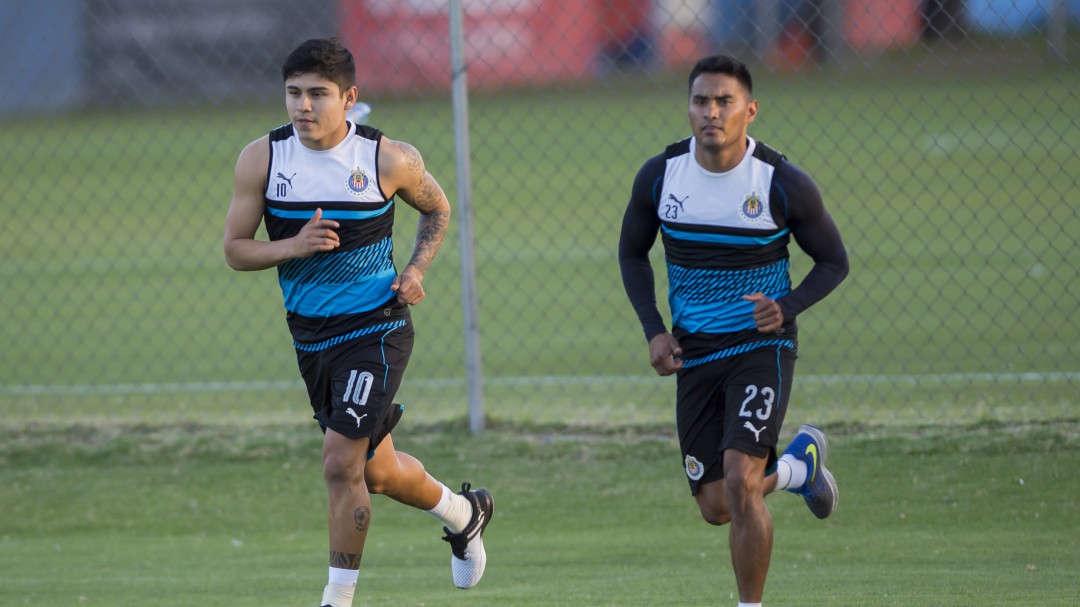 Eduardo López y José Juan Vázquez de Chivas tienen influenza