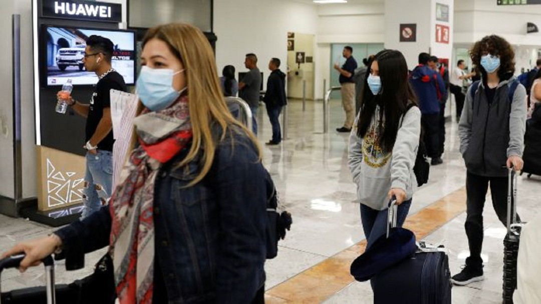 Escrutinio para Covid-19 en AICM, no sirve:Carlos del Río, epidemiólogo