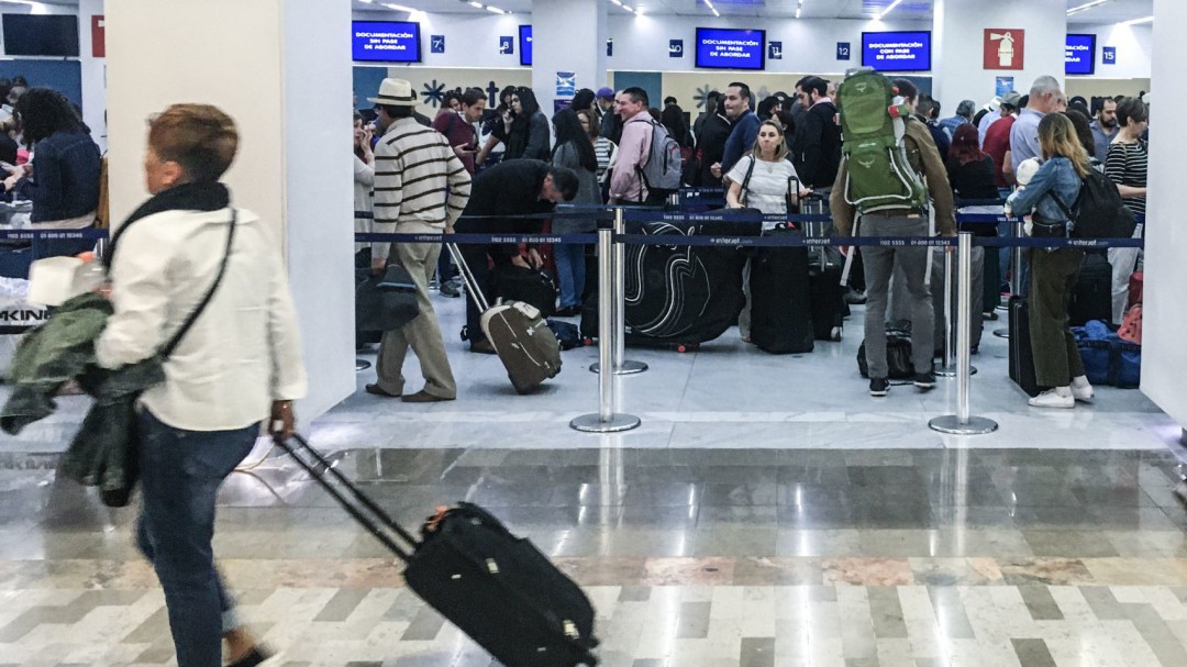 Gobierno sugiere evitar viajes internacionales no esenciales