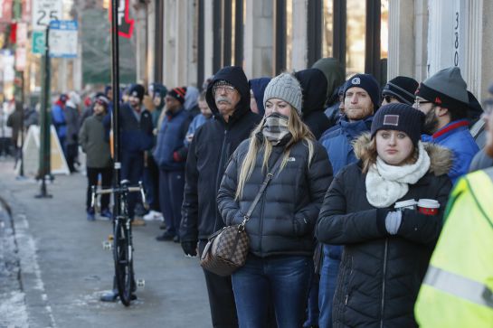 Los clientes esperan en la fila fuera del dispensario de cannabis Sunnyside para comprar marihuana recreativa el 1 de enero de 2020 en Chicago, Illinois. Los clientes esperan en la fila fuera del dispensario de cannabis Sunnyside para comprar marihuana recreativa el 1 de enero de 2020 en Chicago, Illinois.