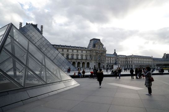 El Museo del Louvre es el museo nacional de Francia El Museo del Louvre es el museo nacional de Francia