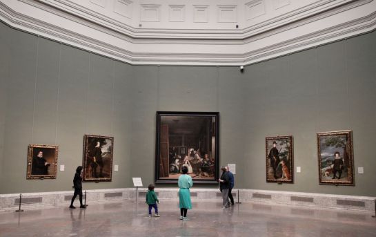 Los visitantes son vistos en la sala de Velázquez en el Museo del Prado Los visitantes son vistos en la sala de Velázquez en el Museo del Prado