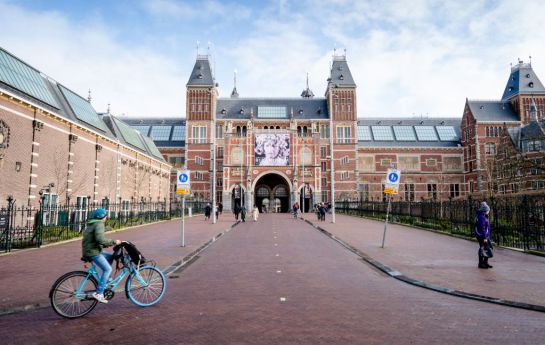 La gente pasa el 13 de marzo de 2020 por el Rijksmuseum en Amsterdam, que está cerrado debido a la crisis epidémica COVID-19. La gente pasa el 13 de marzo de 2020 por el Rijksmuseum en Amsterdam, que está cerrado debido a la crisis epidémica COVID-19.