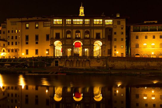 Galleria degli Uffizi iluminada por la noche reflejando en el río Arno Florencia, Italia. Galleria degli Uffizi iluminada por la noche reflejando en el río Arno Florencia, Italia.
