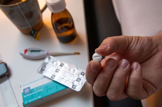 Se recomienda utilizar paracetamol como primera opción para tratar síntomas como fiebre y dolor de garganta. Se recomienda utilizar paracetamol como primera opción para tratar síntomas como fiebre y dolor de garganta.
