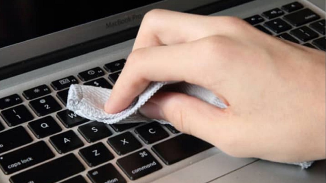 Checa como puedes limpiar tu PC y tu celular antes y después de usarlos