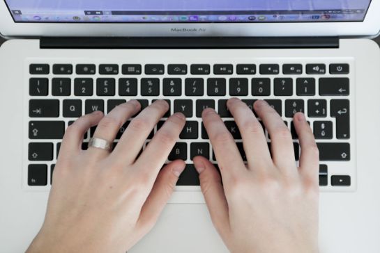 Checa como puedes limpiar tu PC y tu celular antes y después de usarlos Checa como puedes limpiar tu PC y tu celular antes y después de usarlos