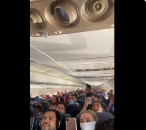 Mexicanos entonando Cielito Lindo en el avión Mexicanos entonando Cielito Lindo en el avión
