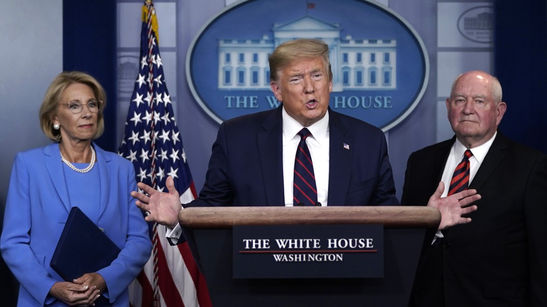 Promulga Trump ley de rescate histórico por coronavirus