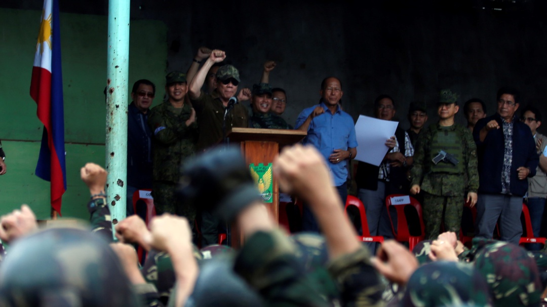 Presidente de Filipinas ordena disparar contra quienes rompan aislamiento