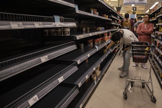 Los supermercados de Filipinas también están pasando por compras de pánico Los supermercados de Filipinas también están pasando por compras de pánico