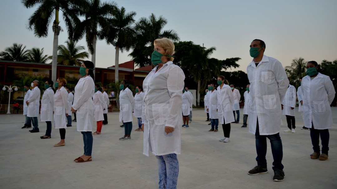 Llegan a México médicos cubanos para combatir emergencia por coronavirus