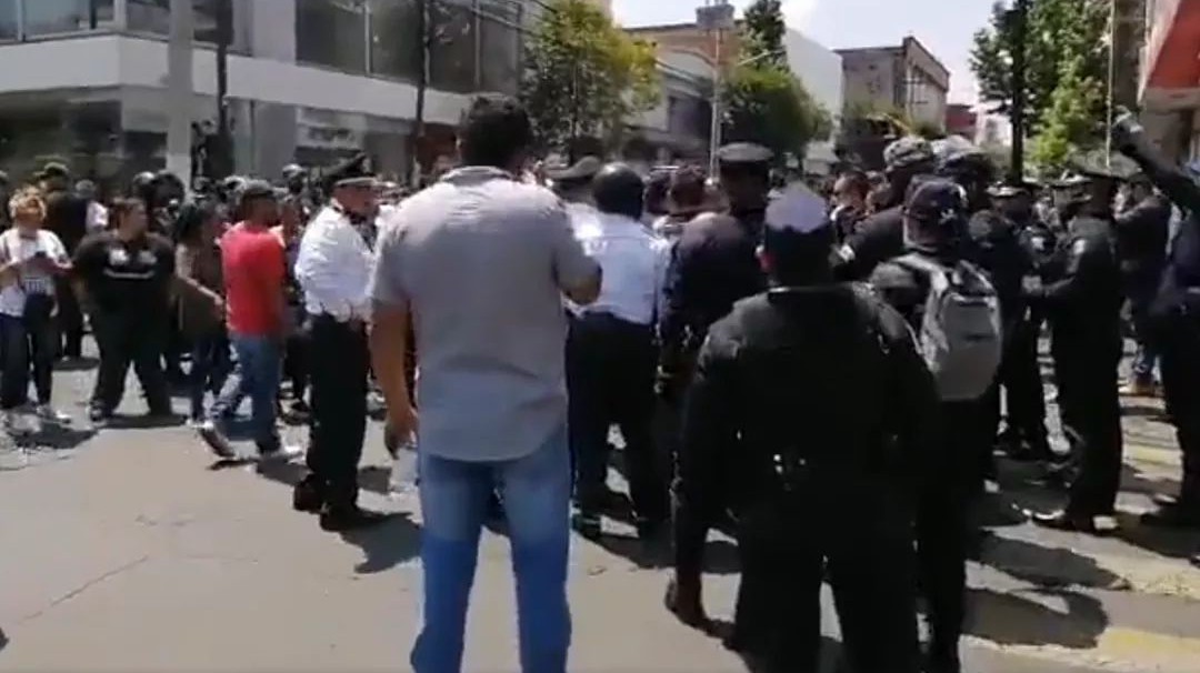 Vendedores y policías se enfrentan por cierre de negocios