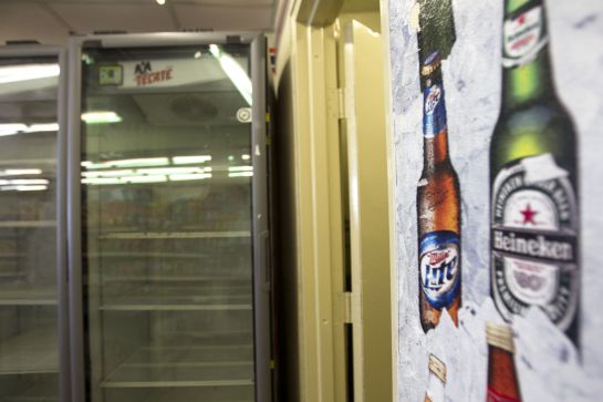 Hieleras para cerveza se encuentran vacías en establecimientos que los ofrecen por el desabasto ante el paro de producción de cerveza en el país derivado de la pandemia de Covid-19. Hieleras para cerveza se encuentran vacías en establecimientos que los ofrecen por el desabasto ante el paro de producción de cerveza en el país derivado de la pandemia de Covid-19.