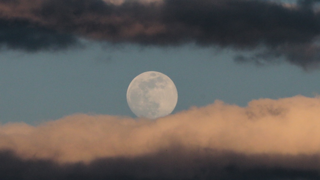 Mayo de Luna Llena y lluvia de meteoritos que no puedes perderte