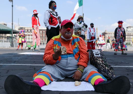 Payasos y artistas urbanos protestaron frente a Palacio Nacional para exigir apoyos ante la pandemia por Covid-19 Payasos y artistas urbanos protestaron frente a Palacio Nacional para exigir apoyos ante la pandemia por Covid-19