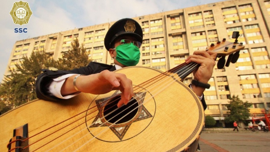 Regala Policía-CDMX serenata a madres de Tlatelolco