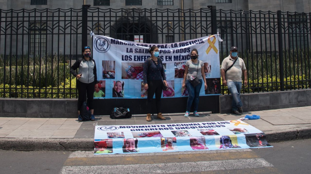 Padres de niños con cáncer inician huelga de hambre para exigir medicamento