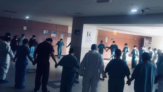 médicos-enfermeros-rezan-en-tijuana-antes-de-empezar-a-trabajar-covid-19-coronavirus médicos-enfermeros-rezan-en-tijuana-antes-de-empezar-a-trabajar-covid-19-coronavirus