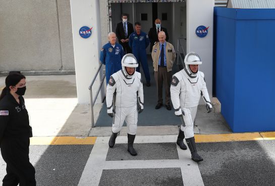 Los trajes nos recuerda un poco a los trajes que vistieron los astronautas de la serie de 2009, Defying Gravity. Los trajes nos recuerda un poco a los trajes que vistieron los astronautas de la serie de 2009, Defying Gravity.