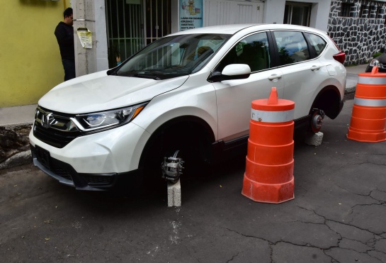 Robo de llantas a una camioneta en la colonia Narvarte sobre las calles Tenayuca y Eje 5 Sur Robo de llantas a una camioneta en la colonia Narvarte sobre las calles Tenayuca y Eje 5 Sur