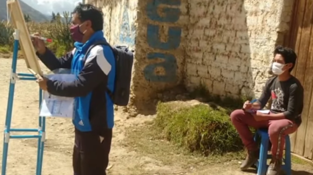 Profesor camina más de 10 km para dar clases casa por casa a sus alumnos