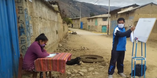 El profesor Gerson Ames Gaspar recorre 10 kilómetros diarios para a la casa de sus alumnos y darles clases de matemáticas El profesor Gerson Ames Gaspar recorre 10 kilómetros diarios para a la casa de sus alumnos y darles clases de matemáticas