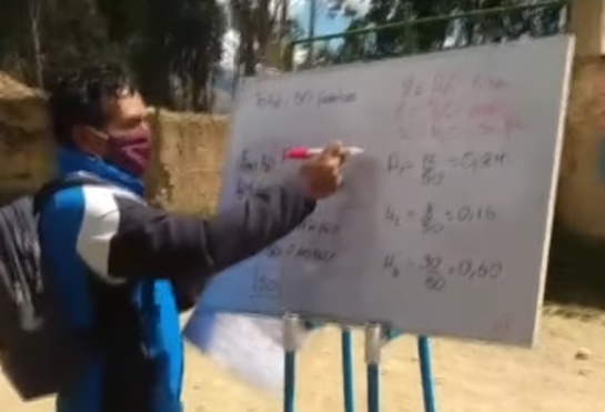 Durante las clases, el profesor de matemáticas, sigue las medidas de sanidad ante COVID-19 Durante las clases, el profesor de matemáticas, sigue las medidas de sanidad ante COVID-19
