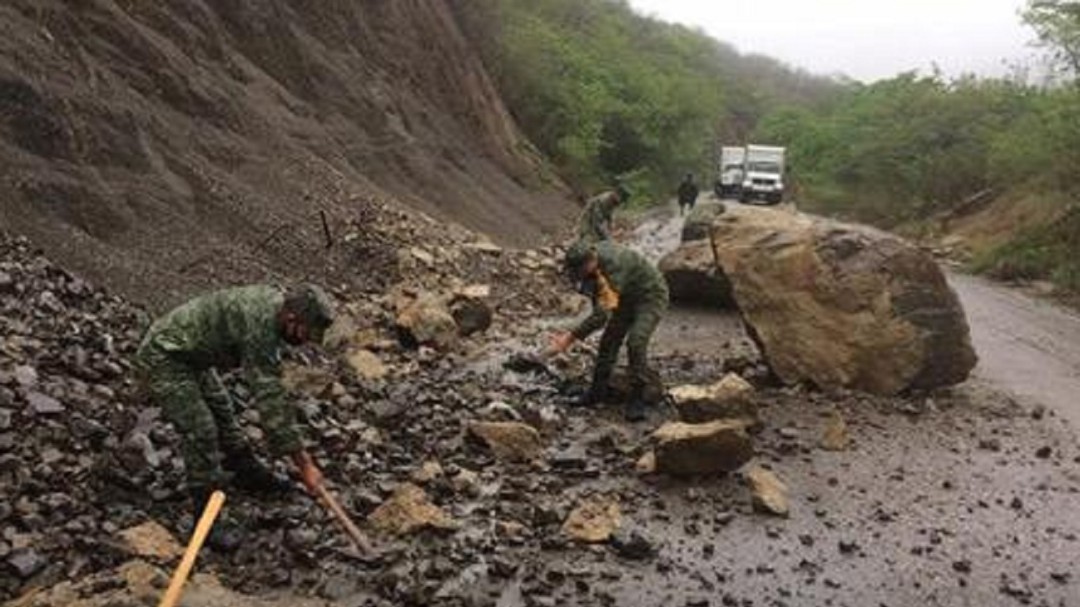SEMAR y la SEDENA apoyan a población en riesgo por tormenta Cristóbal