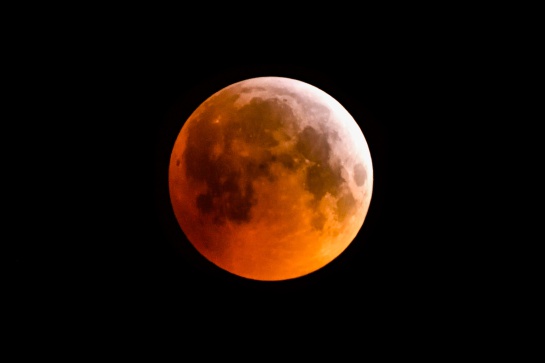 La Luna también recibe otros nombres como "luna miel", "luna llena de rosa" y "luna de aguamiel" La Luna también recibe otros nombres como "luna miel", "luna llena de rosa" y "luna de aguamiel"