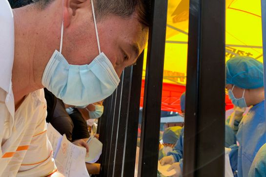 Los trabajadores médicos que usan trajes protectores clasifican los resultados de las pruebas de ácido nucleico para los ciudadanos en un hospital el 14 de junio de 2020 en Beijing, China Los trabajadores médicos que usan trajes protectores clasifican los resultados de las pruebas de ácido nucleico para los ciudadanos en un hospital el 14 de junio de 2020 en Beijing, China