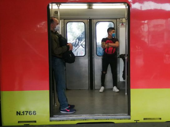 Usuarios transitaron manteniendo la sana distancia y el uso de cubrebocas en el Metro Constitución de 1917 Usuarios transitaron manteniendo la sana distancia y el uso de cubrebocas en el Metro Constitución de 1917