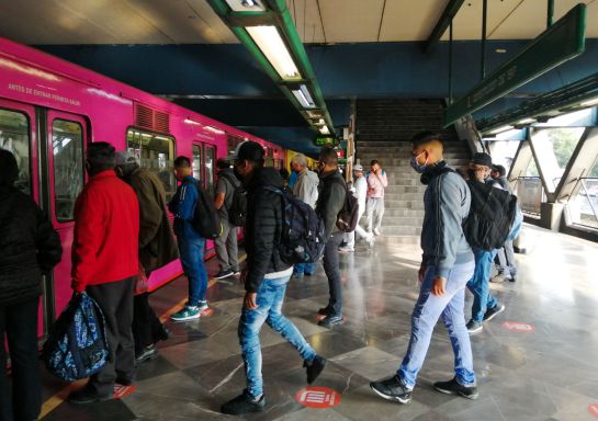 Usuarios usan cubrebocas en el Metro Usuarios usan cubrebocas en el Metro